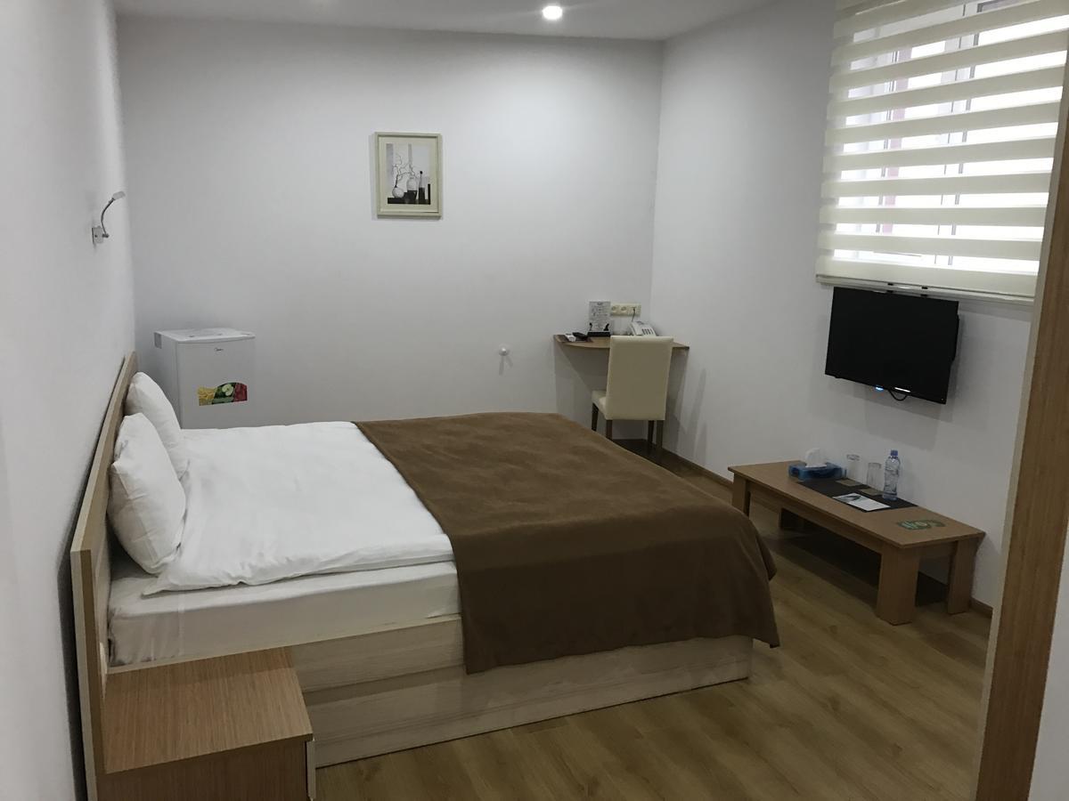 Hotel Marseille Batumi Bagian luar foto