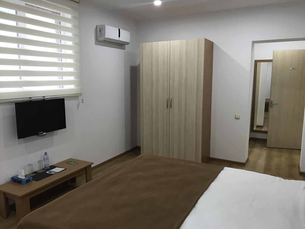 Hotel Marseille Batumi Bagian luar foto