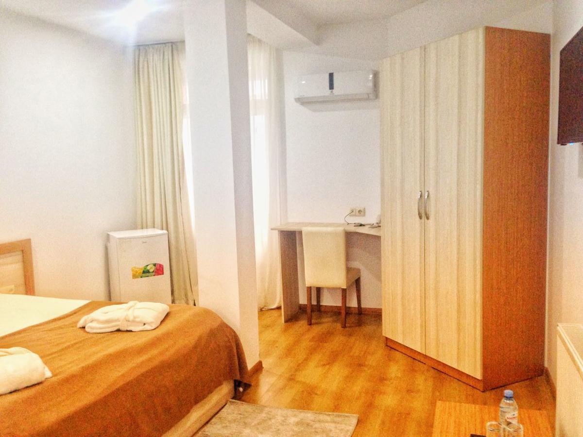 Hotel Marseille Batumi Bagian luar foto