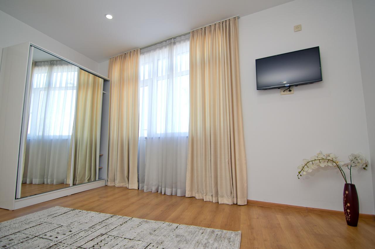 Hotel Marseille Batumi Bagian luar foto